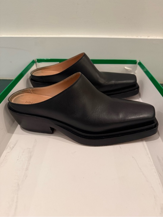 Bottega Veneta Shoes - RARE Bottega Veneta Black Leather Square Toe Mules Mens/Womens Size 40